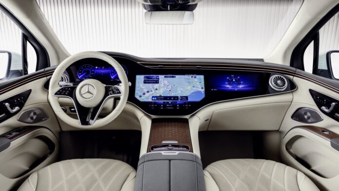 Mercedes-Benz, ChatGPT'yi entegre ederek otomobillerini daha akıllı hale getiriyor