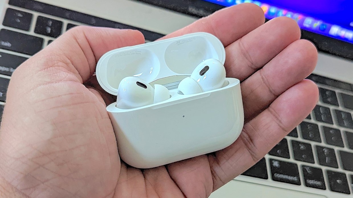 Apple'ın Dilleri Canlı Olarak Çevirebilen AirPods Planladığı Bildirildi